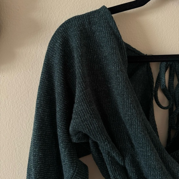 ✨ Francesca's Mi Ami Open Back Wrap Green Sweater Dress - Picture 4 of 12